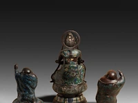Seven japanese champlevé enameled bronzes; three figures and two pairs of vases, tallest h 54,5 cm - afbeelding 4 van  7