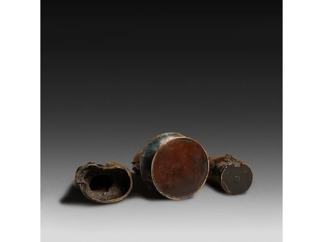 Seven japanese champlevé enameled bronzes; three figures and two pairs of vases, tallest h 54,5 cm - afbeelding 5 van  7