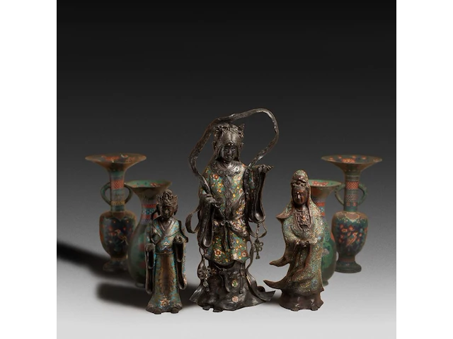 Seven japanese champlevé enameled bronzes; three figures representing kannon and two pairs of vases, 19th/20thc, tallest h 66 cm - afbeelding 1 van  10