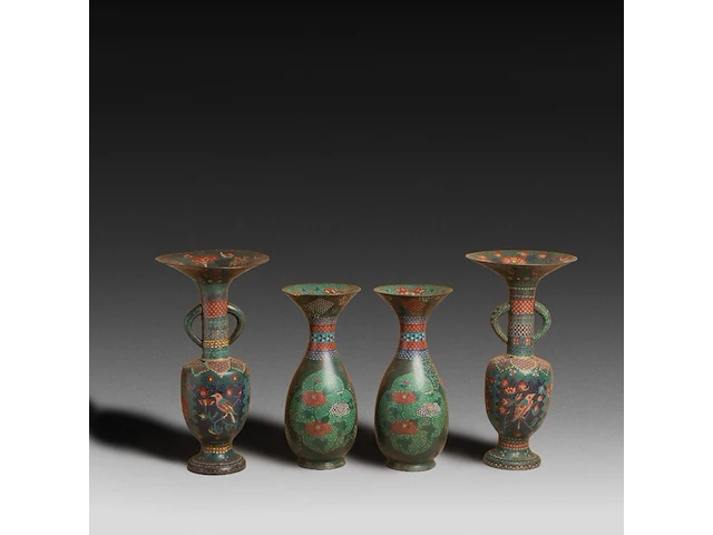 Seven japanese champlevé enameled bronzes; three figures representing kannon and two pairs of vases, 19th/20thc, tallest h 66 cm - afbeelding 3 van  10