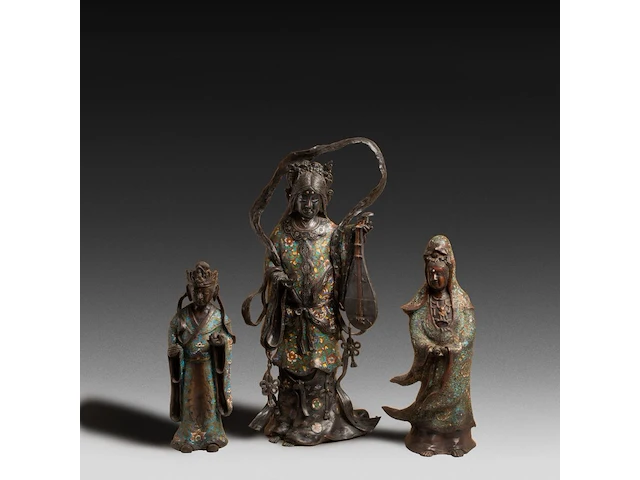 Seven japanese champlevé enameled bronzes; three figures representing kannon and two pairs of vases, 19th/20thc, tallest h 66 cm - afbeelding 4 van  10