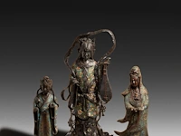 Seven japanese champlevé enameled bronzes; three figures representing kannon and two pairs of vases, 19th/20thc, tallest h 66 cm - afbeelding 4 van  10