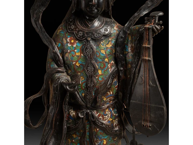 Seven japanese champlevé enameled bronzes; three figures representing kannon and two pairs of vases, 19th/20thc, tallest h 66 cm - afbeelding 5 van  10