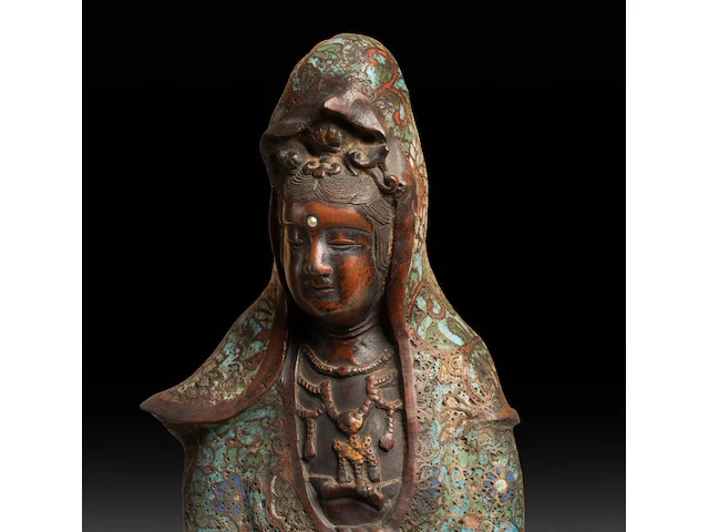 Seven japanese champlevé enameled bronzes; three figures representing kannon and two pairs of vases, 19th/20thc, tallest h 66 cm - afbeelding 6 van  10