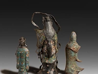 Seven japanese champlevé enameled bronzes; three figures representing kannon and two pairs of vases, 19th/20thc, tallest h 66 cm - afbeelding 8 van  10