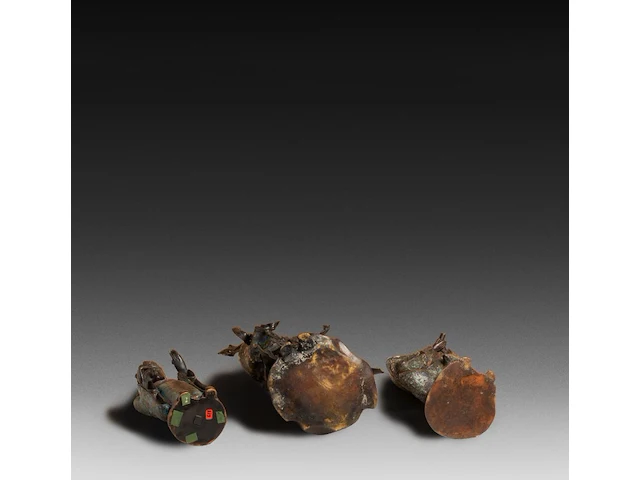 Seven japanese champlevé enameled bronzes; three figures representing kannon and two pairs of vases, 19th/20thc, tallest h 66 cm - afbeelding 9 van  10