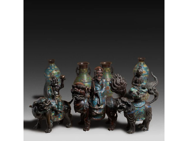 Seven japanese champlevé enameled bronzes; three figures riding a shishi and two pairs of vases, 19th/20thc, tallest h 46,5 cm - afbeelding 1 van  11