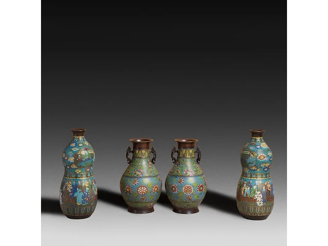 Seven japanese champlevé enameled bronzes; three figures riding a shishi and two pairs of vases, 19th/20thc, tallest h 46,5 cm - afbeelding 4 van  11