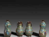 Seven japanese champlevé enameled bronzes; three figures riding a shishi and two pairs of vases, 19th/20thc, tallest h 46,5 cm - afbeelding 4 van  11