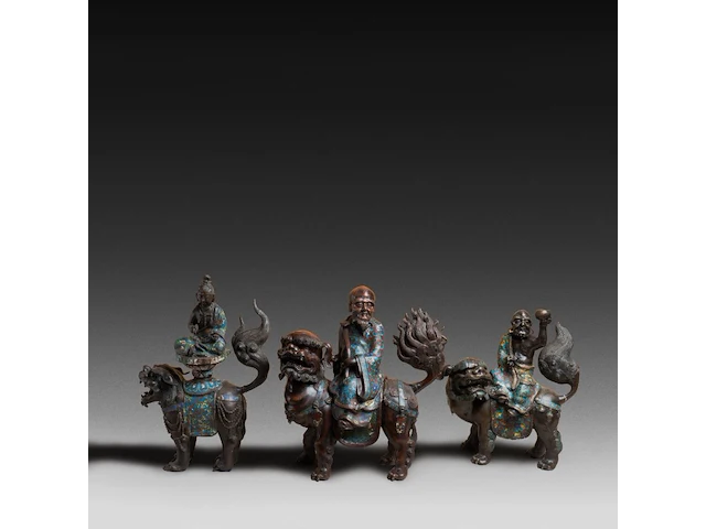 Seven japanese champlevé enameled bronzes; three figures riding a shishi and two pairs of vases, 19th/20thc, tallest h 46,5 cm - afbeelding 5 van  11