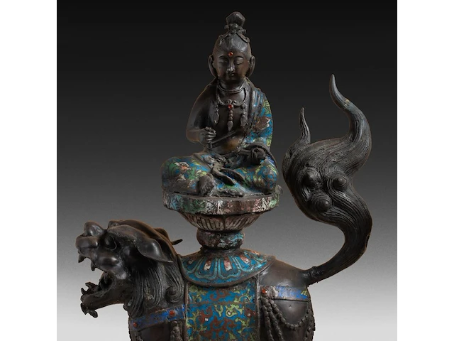 Seven japanese champlevé enameled bronzes; three figures riding a shishi and two pairs of vases, 19th/20thc, tallest h 46,5 cm - afbeelding 6 van  11