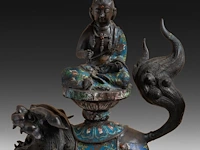 Seven japanese champlevé enameled bronzes; three figures riding a shishi and two pairs of vases, 19th/20thc, tallest h 46,5 cm - afbeelding 6 van  11
