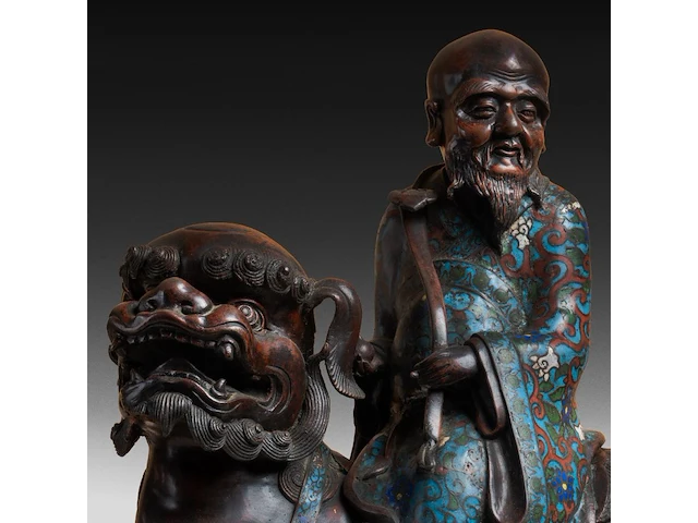 Seven japanese champlevé enameled bronzes; three figures riding a shishi and two pairs of vases, 19th/20thc, tallest h 46,5 cm - afbeelding 7 van  11