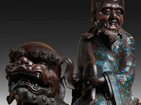 Seven japanese champlevé enameled bronzes; three figures riding a shishi and two pairs of vases, 19th/20thc, tallest h 46,5 cm - afbeelding 7 van  11