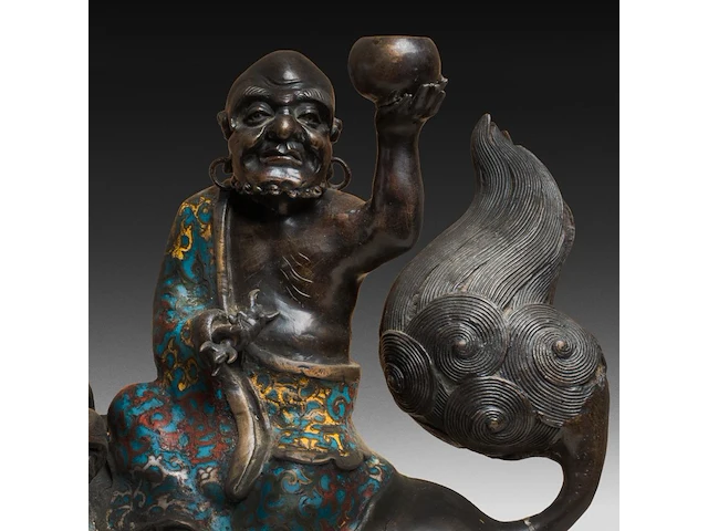 Seven japanese champlevé enameled bronzes; three figures riding a shishi and two pairs of vases, 19th/20thc, tallest h 46,5 cm - afbeelding 8 van  11