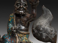 Seven japanese champlevé enameled bronzes; three figures riding a shishi and two pairs of vases, 19th/20thc, tallest h 46,5 cm - afbeelding 8 van  11