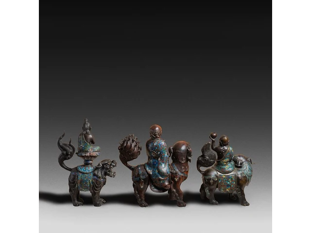 Seven japanese champlevé enameled bronzes; three figures riding a shishi and two pairs of vases, 19th/20thc, tallest h 46,5 cm - afbeelding 9 van  11