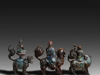 Seven japanese champlevé enameled bronzes; three figures riding a shishi and two pairs of vases, 19th/20thc, tallest h 46,5 cm - afbeelding 9 van  11