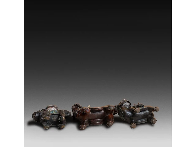 Seven japanese champlevé enameled bronzes; three figures riding a shishi and two pairs of vases, 19th/20thc, tallest h 46,5 cm - afbeelding 10 van  11