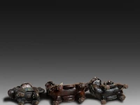 Seven japanese champlevé enameled bronzes; three figures riding a shishi and two pairs of vases, 19th/20thc, tallest h 46,5 cm - afbeelding 10 van  11