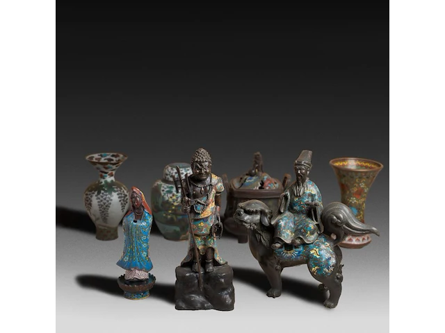 Seven japanese champlevé enameled bronzes; three figures, three vases and one censer, 19th/20thc, tallest h 46 cm - afbeelding 1 van  6