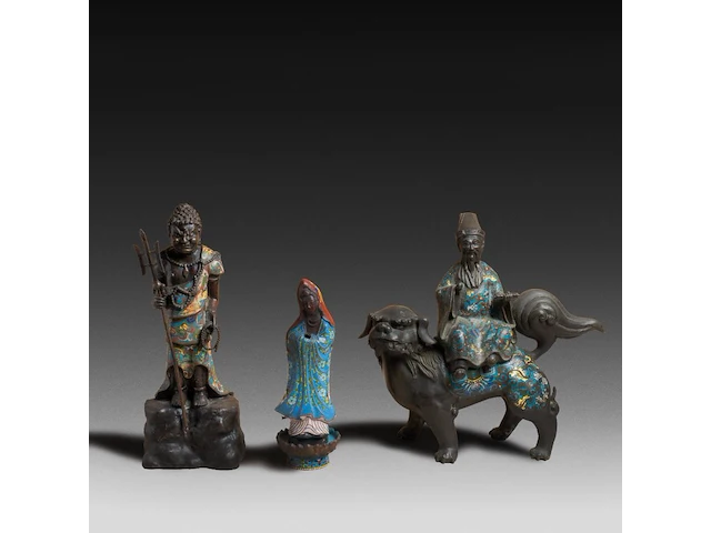 Seven japanese champlevé enameled bronzes; three figures, three vases and one censer, 19th/20thc, tallest h 46 cm - afbeelding 3 van  6