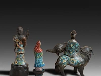 Seven japanese champlevé enameled bronzes; three figures, three vases and one censer, 19th/20thc, tallest h 46 cm - afbeelding 4 van  6