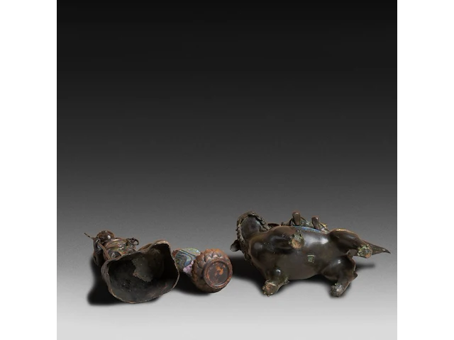 Seven japanese champlevé enameled bronzes; three figures, three vases and one censer, 19th/20thc, tallest h 46 cm - afbeelding 5 van  6