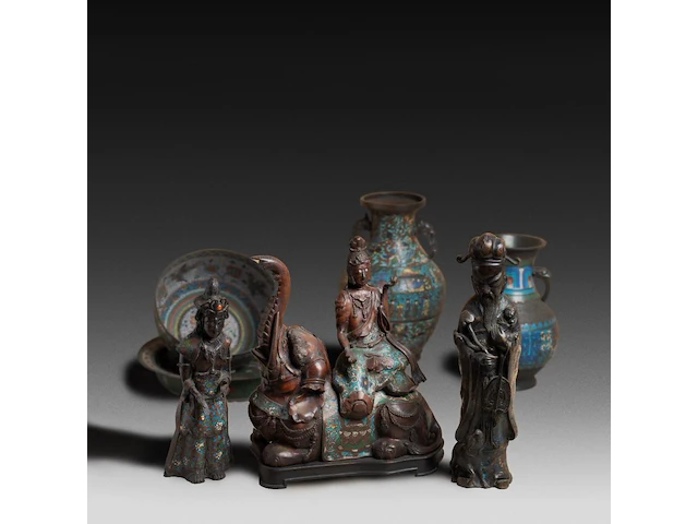 Seven japanese champlevé enameled bronzes; three figures, two bowls and two vases, 19th/20thc, tallest h 70 cm - afbeelding 1 van  7