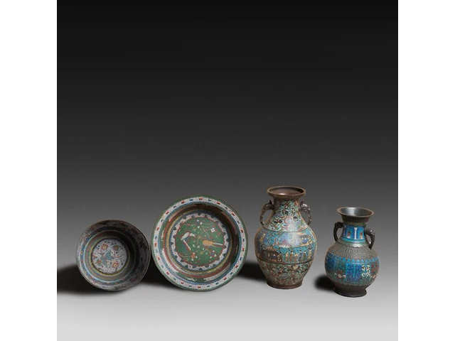 Seven japanese champlevé enameled bronzes; three figures, two bowls and two vases, 19th/20thc, tallest h 70 cm - afbeelding 2 van  7