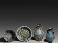 Seven japanese champlevé enameled bronzes; three figures, two bowls and two vases, 19th/20thc, tallest h 70 cm - afbeelding 2 van  7