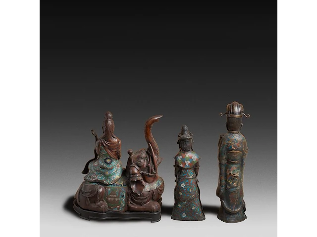 Seven japanese champlevé enameled bronzes; three figures, two bowls and two vases, 19th/20thc, tallest h 70 cm - afbeelding 4 van  7