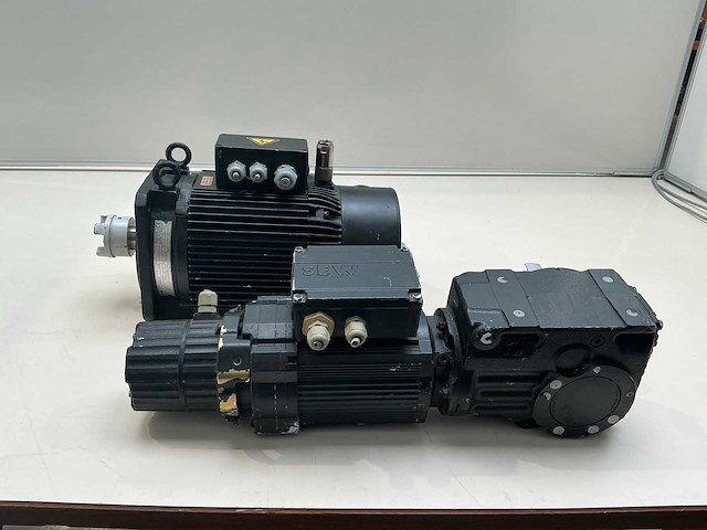 Sew en arnold müller servomotor (2x) - afbeelding 1 van  9