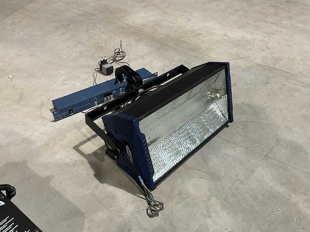 Show tec titanium 1500w dmx strobe met strobe controller-4 strobes - afbeelding 1 van  6