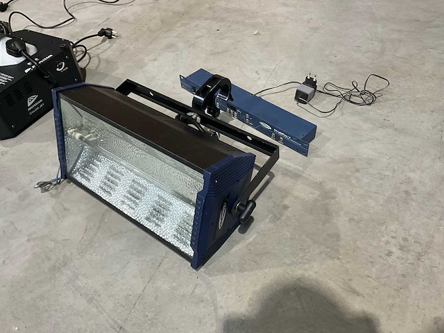 Show tec titanium 1500w dmx strobe met strobe controller-4 strobes - afbeelding 2 van  6