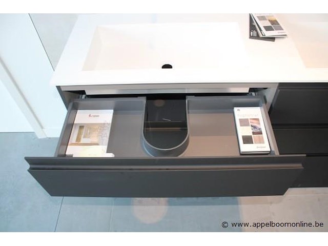 Showroom badkamermeubel vv dubbele spoelbak plus spiegelkast afm 160x47cm / 160x15cm - afbeelding 2 van  3
