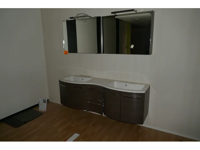 Showroom badkamermeubel - afbeelding 1 van  7