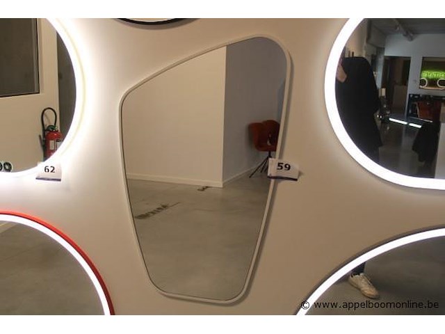 Showroom wandspiegel afm 97x58cm - afbeelding 1 van  2