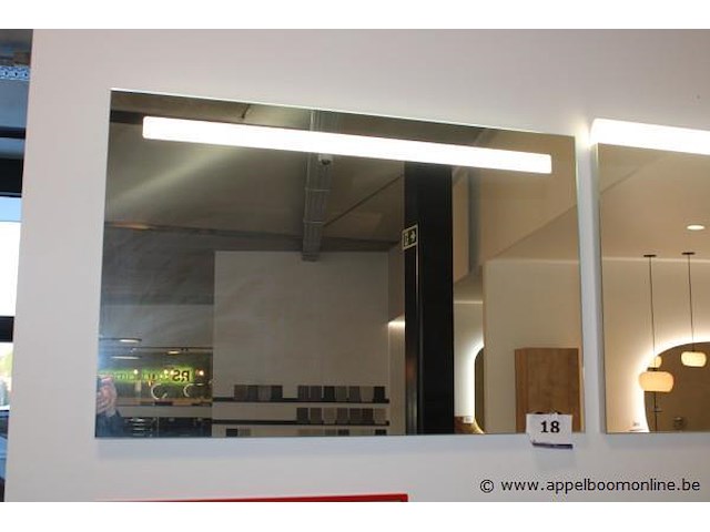 Showroom wandspiegel vv verlichting afm 100x65cm - afbeelding 1 van  2