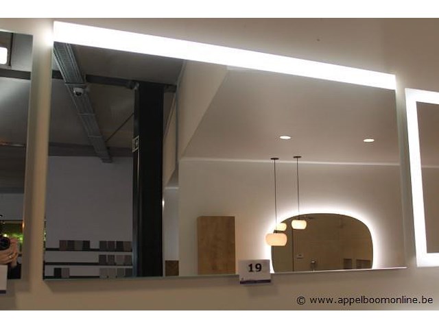 Showroom wandspiegel vv verlichting afm 120x70cm - afbeelding 1 van  1