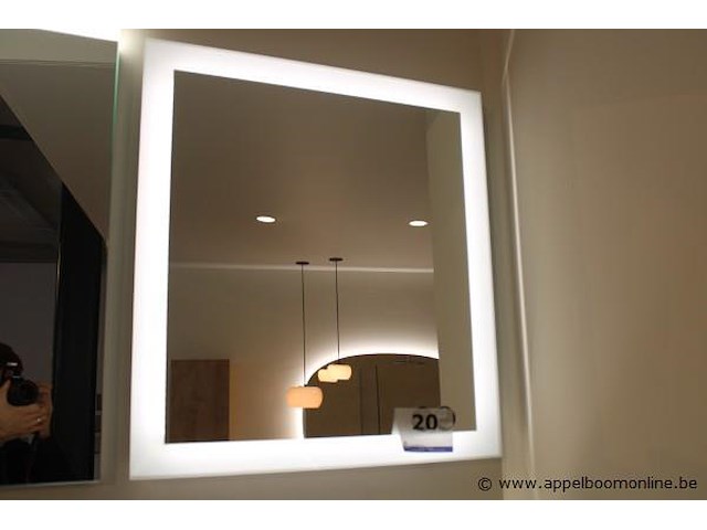 Showroom wandspiegel vv verlichting afm 65x60cm - afbeelding 1 van  1