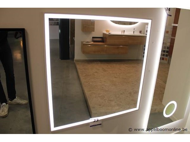 Showroom wandspiegel vv verlichting afm 80x80cm - afbeelding 1 van  1