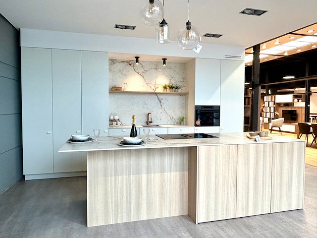 Showroomkeuken met eiland en toestellen - afbeelding 1 van  41