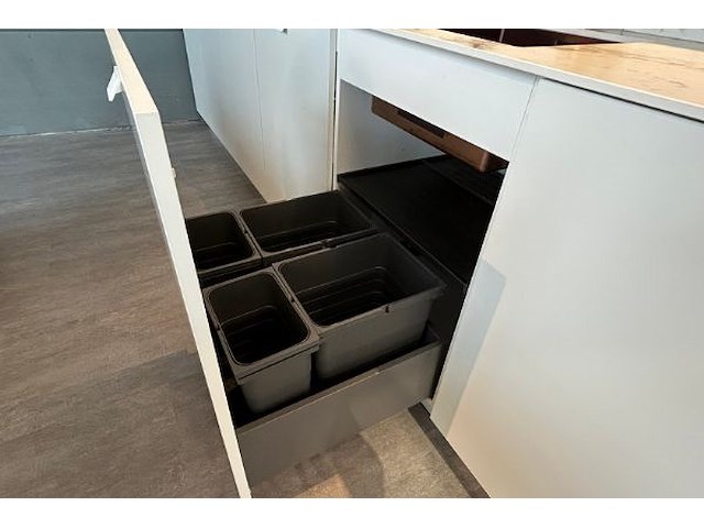 Showroomkeuken met eiland en toestellen - afbeelding 23 van  41