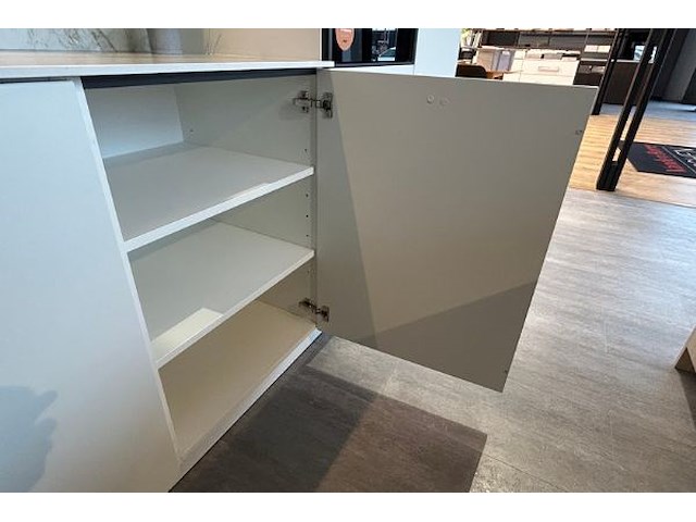 Showroomkeuken met eiland en toestellen - afbeelding 24 van  41