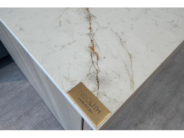 Showroomkeuken met eiland en toestellen - afbeelding 2 van  41