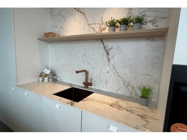 Showroomkeuken met eiland en toestellen - afbeelding 33 van  41