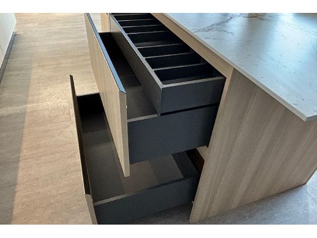 Showroomkeuken met eiland en toestellen - afbeelding 5 van  41