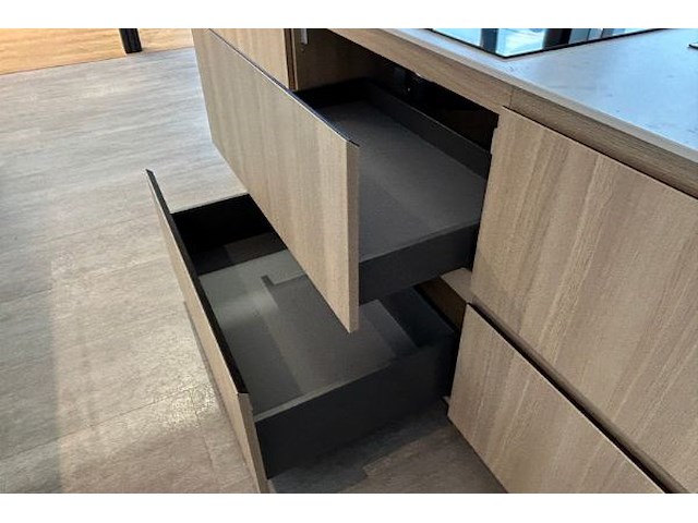 Showroomkeuken met eiland en toestellen - afbeelding 6 van  41