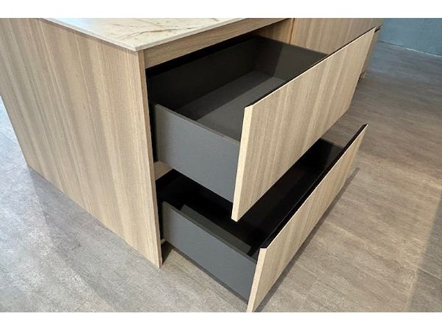 Showroomkeuken met eiland en toestellen - afbeelding 7 van  41